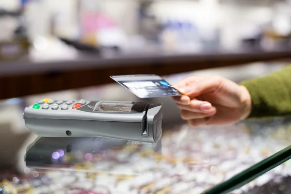 Γυναίκα πληρωμή πιστωτικής κάρτας — Φωτογραφία Αρχείου