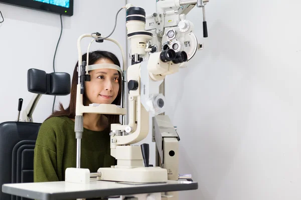 Frau überprüft Sehvermögen in Augenklinik — Stockfoto
