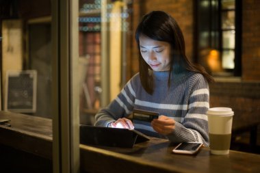 online alışveriş için tablet pc kullanan kadın