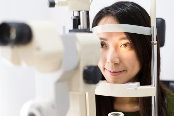 Женщина проверяет зрение в глазной клинике — стоковое фото
