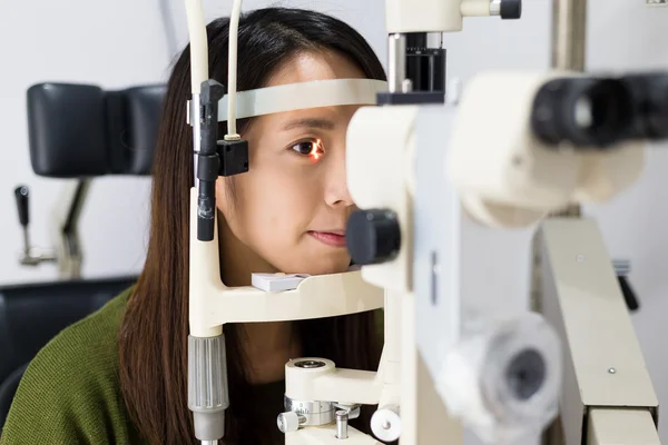 Donna che controlla la vista alla clinica oculistica — Foto Stock