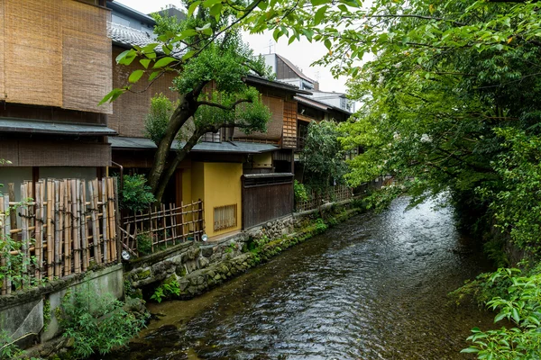 Дерев'яні будинки в Кіото — стокове фото