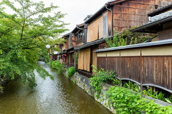 Maisons en bois dans la ville japonaise — Photo