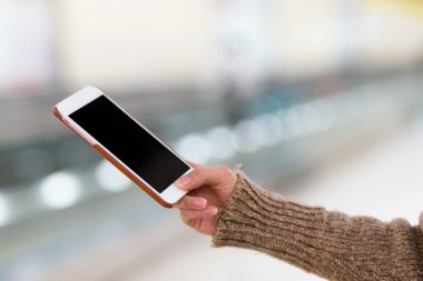 Cep telefonu kullanan kadın