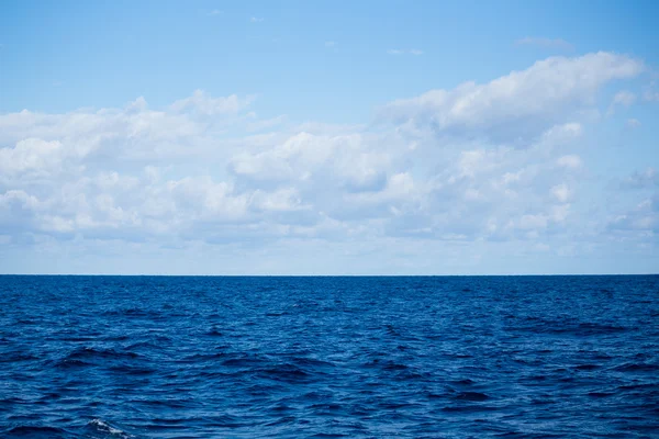 Meereslandschaft mit blauen Wellen — Stockfoto