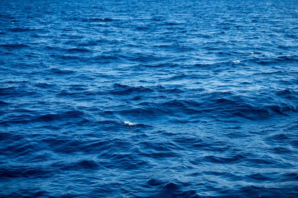 Superfície azul do mar com ondas — Fotografia de Stock