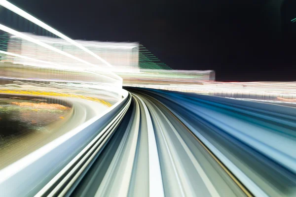 Snelle trein passeren door de stad — Stockfoto