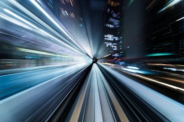 Snelle trein passeren door de stad — Stockfoto