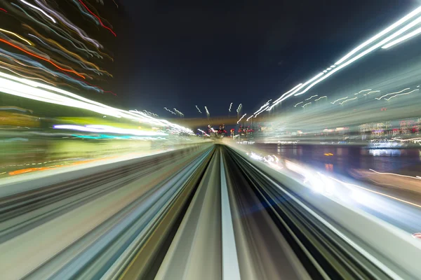 Trem rápido passando pela cidade — Fotografia de Stock