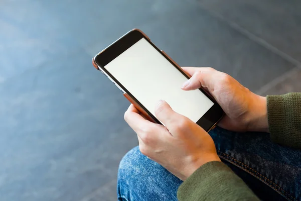 Mujer usando teléfono móvil — Foto de Stock