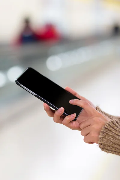 Žena používající mobilní telefon — Stock fotografie