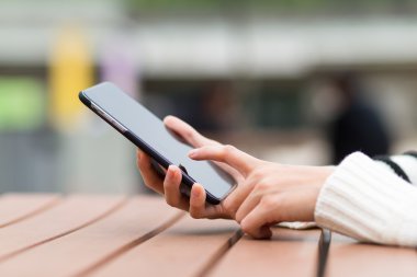 Cep telefonu kullanan kadın