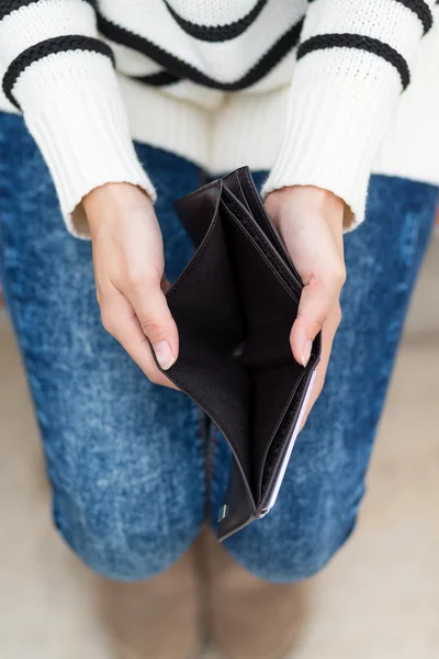 Woman with an empty wallet — Stock Photo, Image
