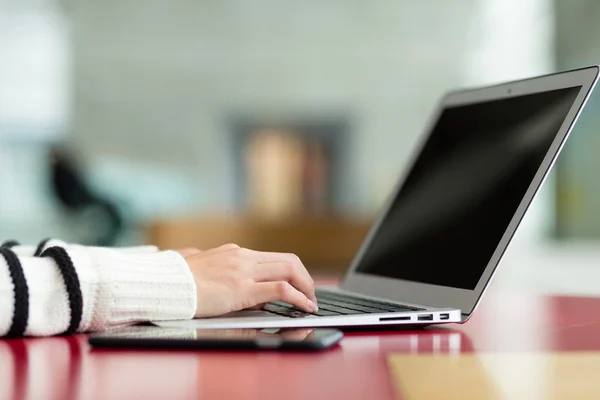 Vrouw die op laptopcomputer te typen — Stockfoto