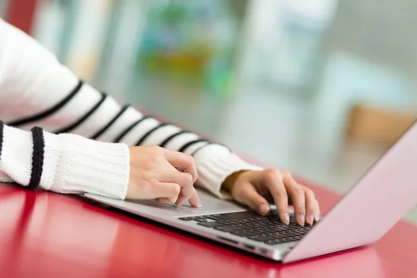 Mulher digitando no computador portátil — Fotografia de Stock