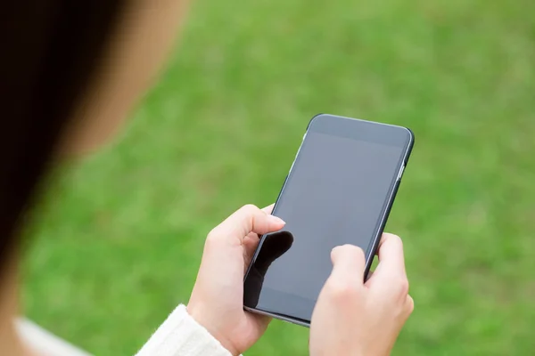 Žena používající mobilní telefon — Stock fotografie