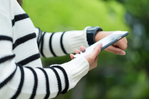 Kvinna dela data med wearable klocka och mobil — Stockfoto