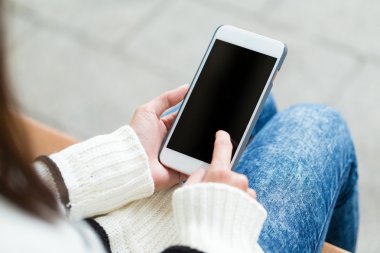 Cep telefonu kullanan kadın