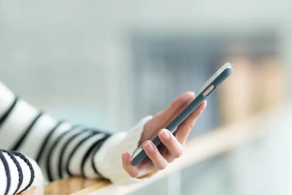 Vrouw houdt slimme telefoon — Stockfoto