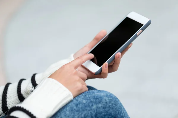 Mujer usando teléfono inteligente — Foto de Stock