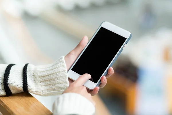 Žena hospodářství chytrý telefon — Stock fotografie