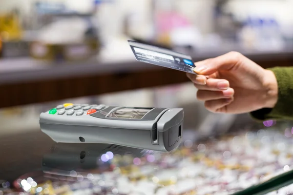 Woman paying on credit card — Stock Photo, Image