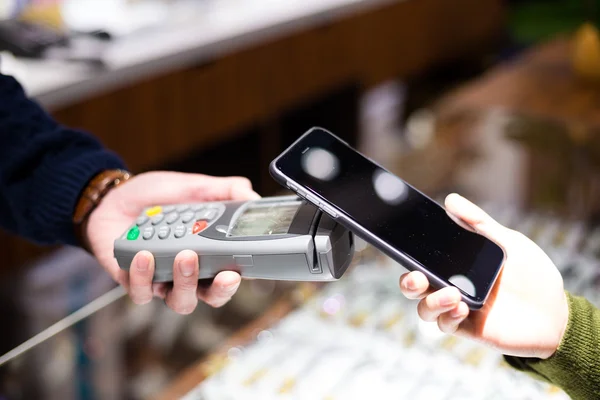 Mulher usando celular para pagar a conta — Fotografia de Stock