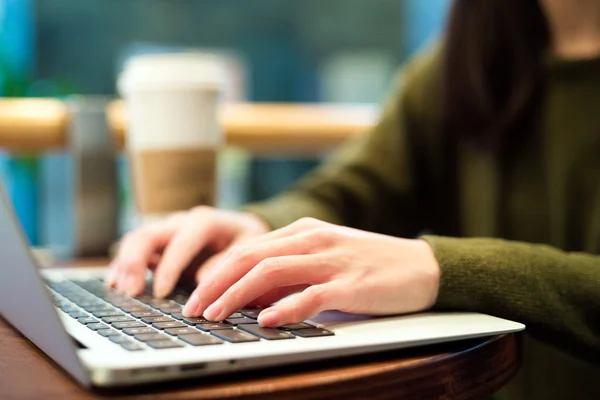 Mujer escribiendo en el ordenador portátil — Foto de Stock