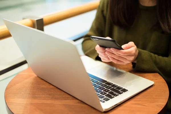 Mujer usando teléfono móvil y portátil — Foto de Stock