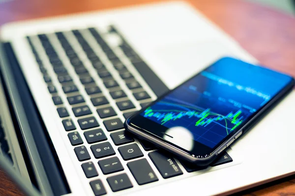 Smartphone mit Börsendiagramm auf einem Bildschirm — Stockfoto