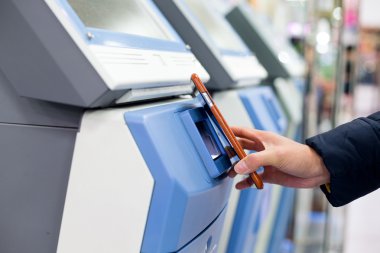 Cellphone tarafından Nfc ile ödeme sistemi Biletleme kadın