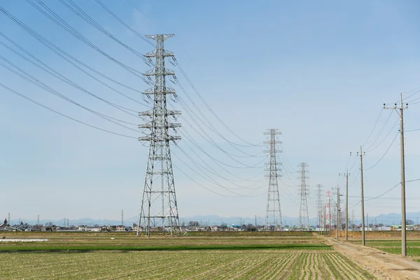 Líneas eléctricas con cielo azul —  Fotos de Stock