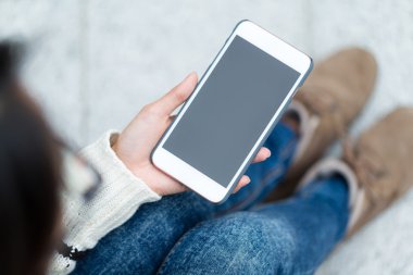 cep telefonu kullanan kadın