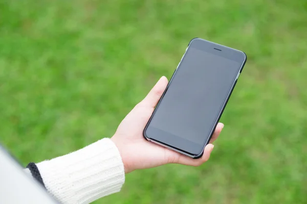 Kvinna med hjälp av mobiltelefon — Stockfoto