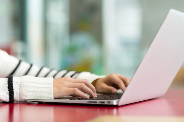 Kobieta, pisania na laptopa — Zdjęcie stockowe