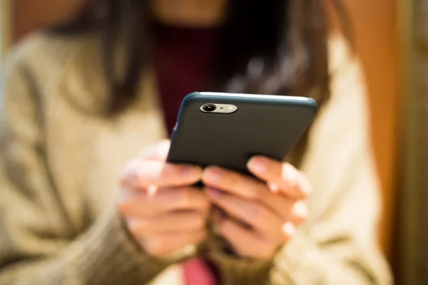 Frau benutzt Handy in Restaurant — Stockfoto