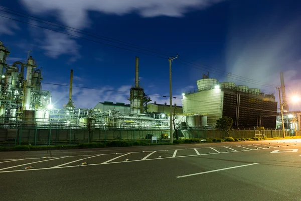 在晚上的大工厂的工业建筑 — 图库照片