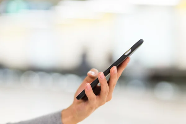 Vrouw met mobiele telefoon — Stockfoto