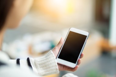 Cep telefonu kullanan kadın