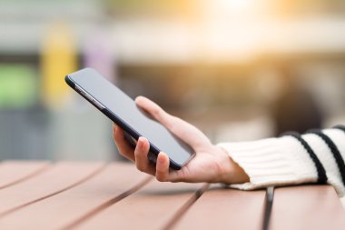 Cep telefonu kullanan kadın