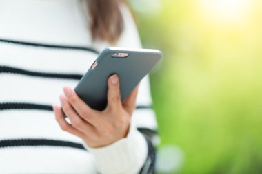 Akıllı telefon kullanan kadın