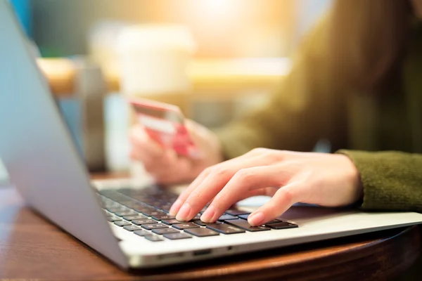 Mujer de compras en línea — Foto de Stock