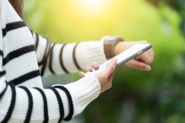 Kadın cep telefonu akıllı dikkat ile bağlanma