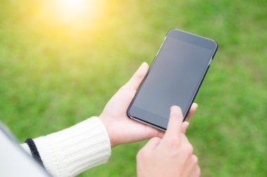 Cep telefonu kullanan kadın