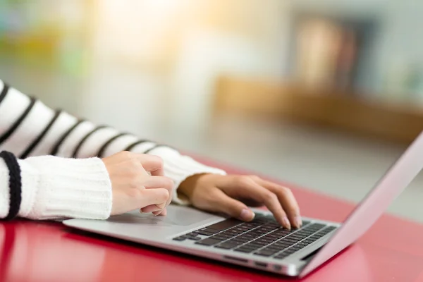 Woman using laptop computer — Stock Photo, Image