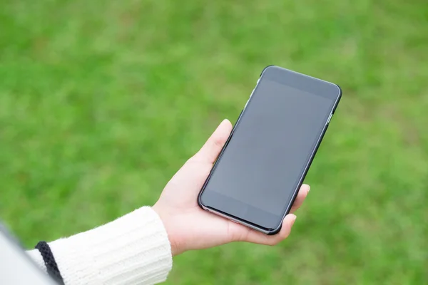 Kvinna med mobiltelefon — Stockfoto