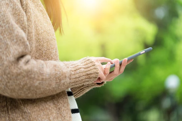 Kvinna med hjälp av mobiltelefon — Stockfoto