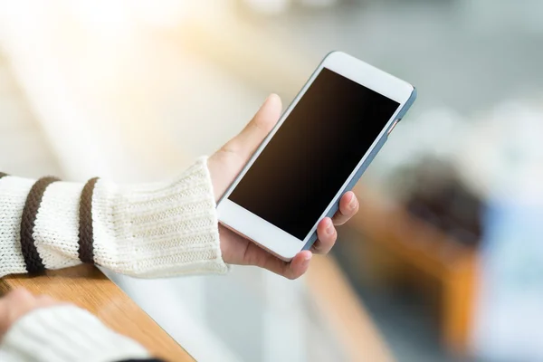 Mujer mano sostiene el teléfono celular — Foto de Stock