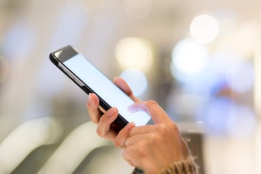 cep telefonu kullanan kadın