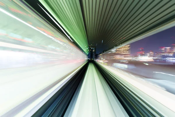 Comboio em movimento rápido à noite — Fotografia de Stock